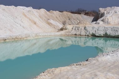 Kil madenciliği. Beyaz kilden güzel bir arka plan. Mavi su