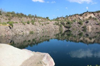 Kayaların ve dağların arasında güzel bir göl. Doğa rezervi.