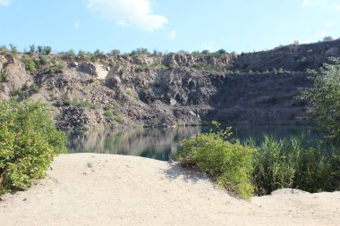 Kayaların ve dağların arasında güzel bir göl. Doğa rezervi.