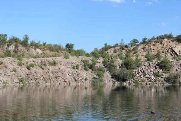Kayaların ve dağların arasında güzel bir göl. Doğa rezervi.