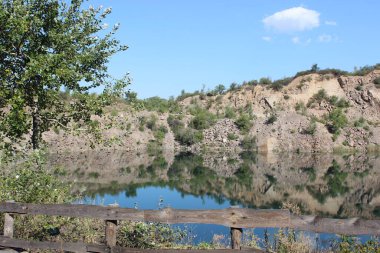 Dağların tepesinde tahta bir masası olan ahşap bir çardak. Dinlenme yeri
