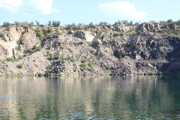 Hermoso lago entre rocas y montañas. Reserva natural. —  Fotos de Stock