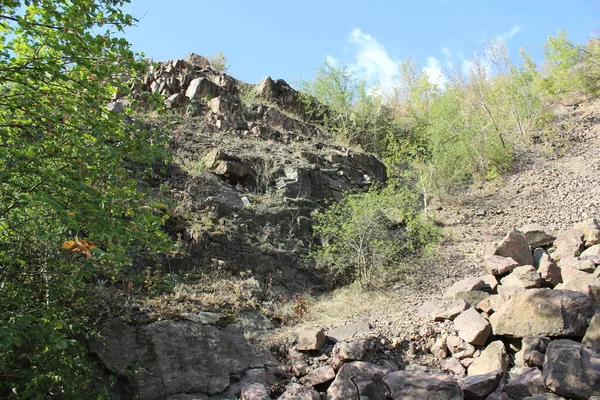 Skály a hory.Obrovské skály a stromy přírodní rezervace. Stock Fotografie