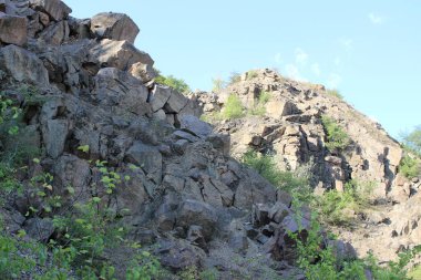 Kayalar ve dağlar. Büyük kayalar ve ağaçlar. Doğa koruma alanı..