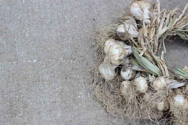 Garlic on a brown burlap background. Agriculture. — Stock Photo, Image