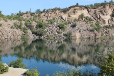 Kayaların ve dağların arasında güzel bir göl. Doğa rezervi.