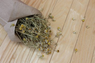 Tahta tahtalarda kurutulmuş papatya çiçekleri.