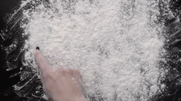 Una escritura a mano sobre harina blanca — Vídeo de stock