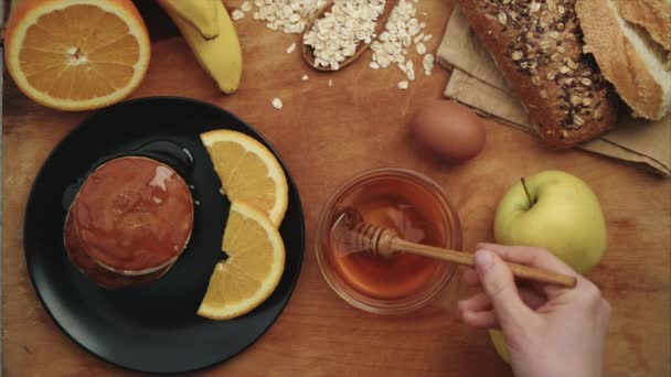 Zdrowe śniadanie w przygotowaniu — Wideo stockowe