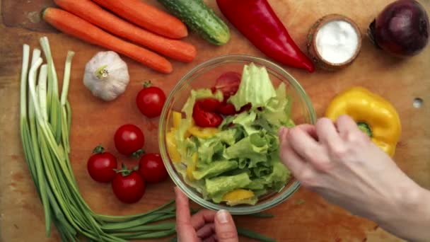 Salade voorbereiding in de keuken — Stockvideo