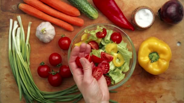 Salade voorbereiding in de keuken — Stockvideo