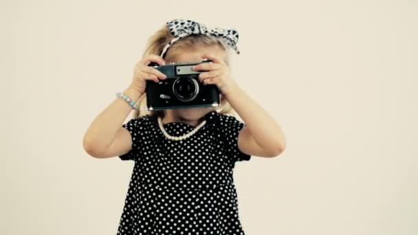 Vintage chica con cámara — Vídeos de Stock