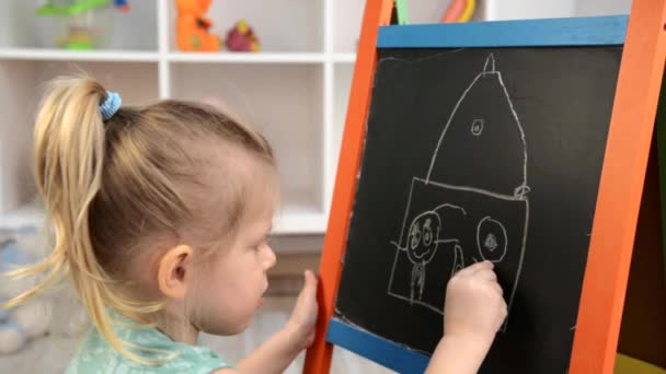 Маленька дівчинка малює крейдою — стокове відео