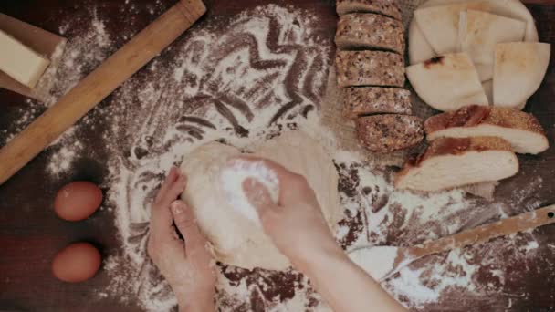 Femme versant la pâte avec de la farine — Video