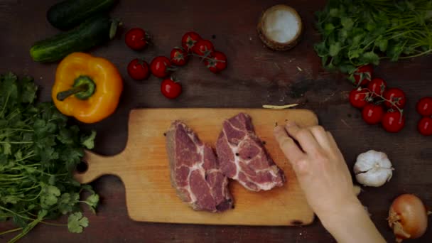 Kokken krydderier kød bøffer – Stock-video