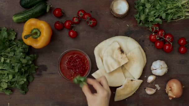 Decoración de salsa de pita con verduras — Vídeo de stock