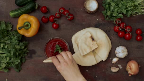 Pita met chili saus op tafel — Stockvideo