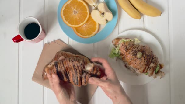 Mujer desayunando — Vídeo de stock