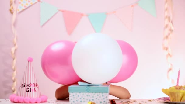 Cumpleaños chica con globos y confeti — Vídeo de stock