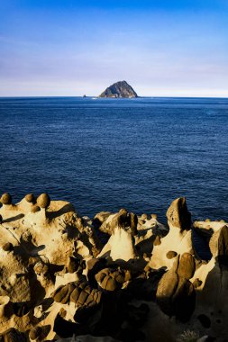Keelung Adası, Tayvan 'ın kuzey kıyısında ünlü bir volkanik ada.
