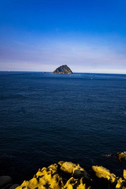 Keelung Adası, Tayvan 'ın kuzey kıyısında ünlü bir volkanik ada.