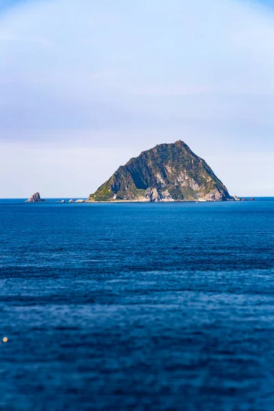 Keelung Adası, Tayvan 'ın kuzey kıyısında ünlü bir volkanik ada.