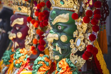 Mazu 'nun (Deniz Tanrıçası) iki kutsal koruyucusundan biri olan General Qian Li Yan' ın süslü heykeli.)