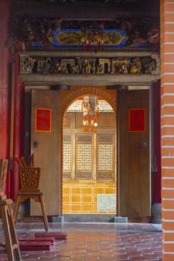 Geleneksel bir Asya tapınağının içinde ya da yanında detaylı bir köşe