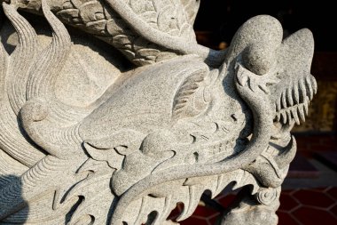 Geleneksel Asya tapınağındaki en önemli mimari elementlerden biri Ejderha Sütunu.