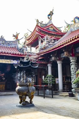 Geleneksel Asya tapınağı mimarisinin en dikkat çekici detaylarından biri: Jian Nian (kes-yapıştır seramik) çatıdaki sanat eseri veya saçaklarıdır.