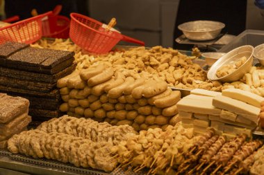 Tayvan 'da bir gece pazarında tuzlu çıtır tavuk tezgahı (Xian Su Ji) için biçilmiş kaftan.