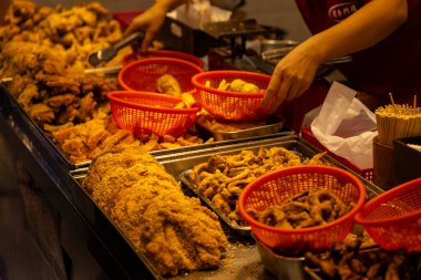 Tayvan usulü kızarmış tavuk pirzolasının çekici manzarası.