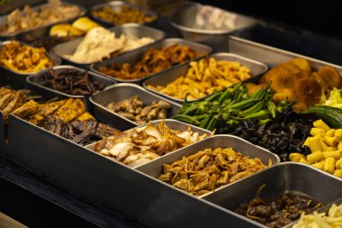 Tayvan 'daki gece marketlerinde ya da büfelerde bulunan tipik Tayvan Soğuk Salatası manzarası.