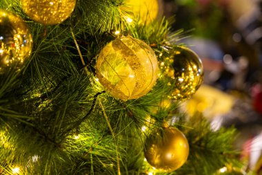 Noel süslerinin enfes güzelliği ve şenlikli cazibesi.