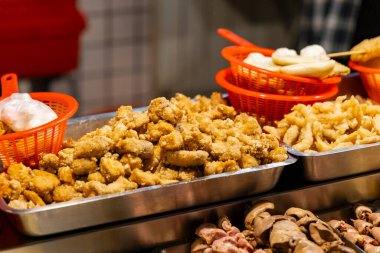 Tayvan 'da bir gece pazarında tuzlu çıtır tavuk tezgahı (Xian Su Ji) için biçilmiş kaftan.