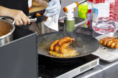 Pişirdikten sonra kemikli sosislerin en cazip anı.