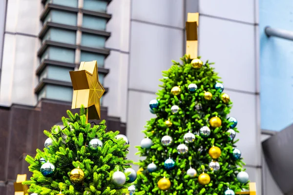 Kapalı bir ortamda bir Noel ağacının büyüleyici parlaklığı.