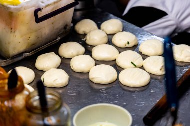 Geleneksel el yapımı yumurta köftelerinin (Dnjio)