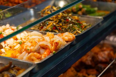 Bir vitrindeki yüksek kaliteli, soyulmuş karideslerin nefis görüntüsü.