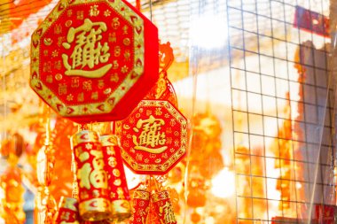 Geleneksel Ay Yeni Yılı süslemeleri rüzgarda hafifçe sallanıyor.