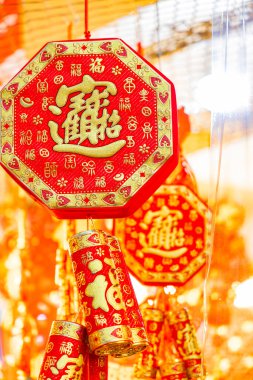 Geleneksel Ay Yeni Yılı süslemeleri rüzgarda hafifçe sallanıyor.