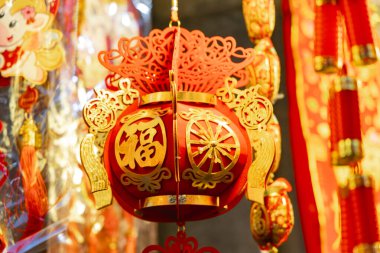 Geleneksel Ay Yeni Yılı süslemeleri rüzgarda hafifçe sallanıyor.