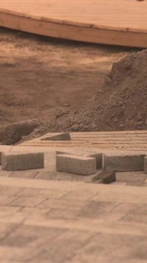 İnşaat alanında kesilen taştan testere ile işçi bacaklarını kapatın. Yüksek kalite 4k görüntü