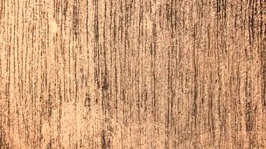 Rutubet ve yağmur damlalarıyla kaplı ıslak cam yüzeyin yakın görüntüsü romantik sokak ışıklarıyla parlayarak, yağmurdan sonra rüya gibi şehir atmosferini yaratıyor. Yüksek kalite 4k görüntü