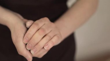 Seramik atölyedeki kil topunu şekillendiren ellerin yakın çekimi, el yapımı çömlekçiliğin işçiliğini, dokunulabilir sürecini ve sanatsal yaratıcılığını vurguluyor. Yüksek kalite 4k görüntü