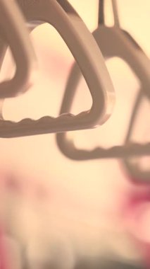 Otobüslerde ve metroda duran yolcuların güvenliği için el kemerleri.