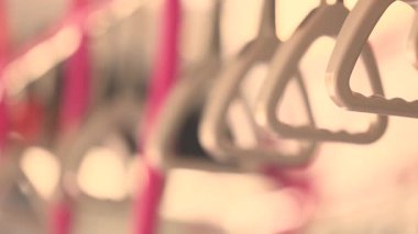 Otobüslerde ve metroda duran yolcuların güvenliği için el kemerleri.