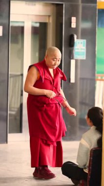 04 Eylül 2025 Hindistan: Geleneksel bordo elbiseli Budist rahipler, Dalai Lama konağı yakınlarındaki bir manastırda eski Budist geleneklerini takiben canlı felsefi tartışmalara giriştiler. Yüksek kalite 4k görüntü