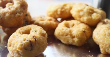 Gümüş bir tabakta duran nefis taze ev yapımı kurabiyeler. Hint ulusal kafesinde hazır. Tarafsız, hoş bir tatlandırıcı. Dünyanın mutfağı ve tüm ailenin tarifleri. Yüksek kalite 4k görüntü