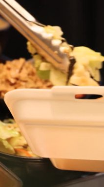 Asya sokak yemekleri, gıda reyonundaki satıcılar tarafından tek kullanımlık konteynırlara doldurulmuş.